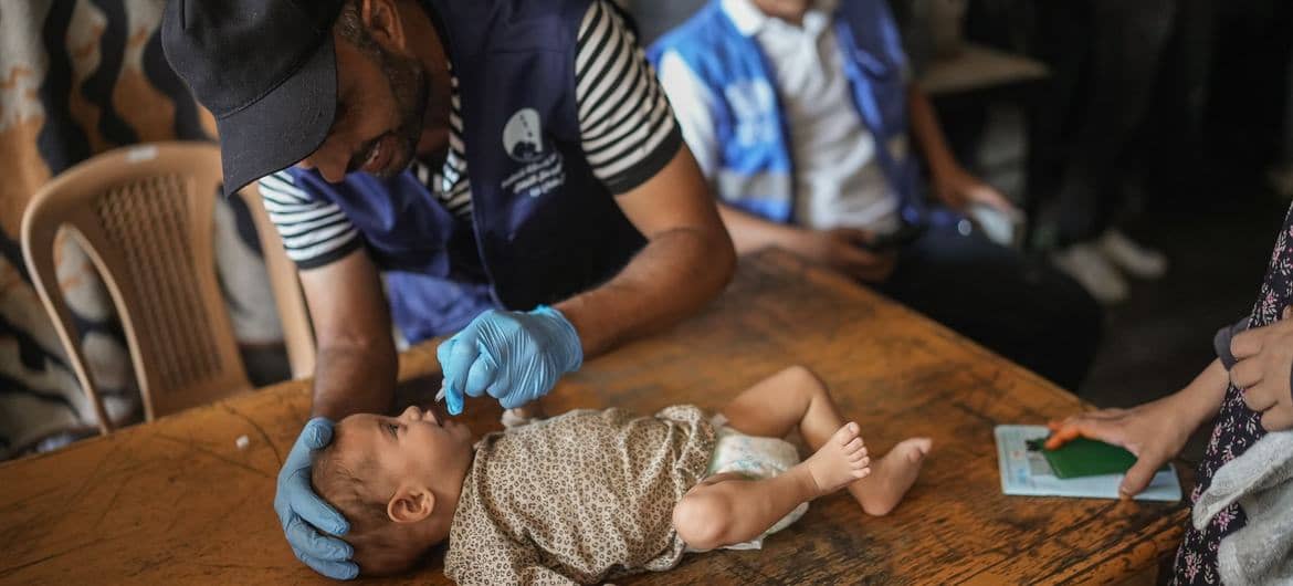 Bebé con las piernas paralizadas expone el drama ocasionado por la poliomielitis en Gaza