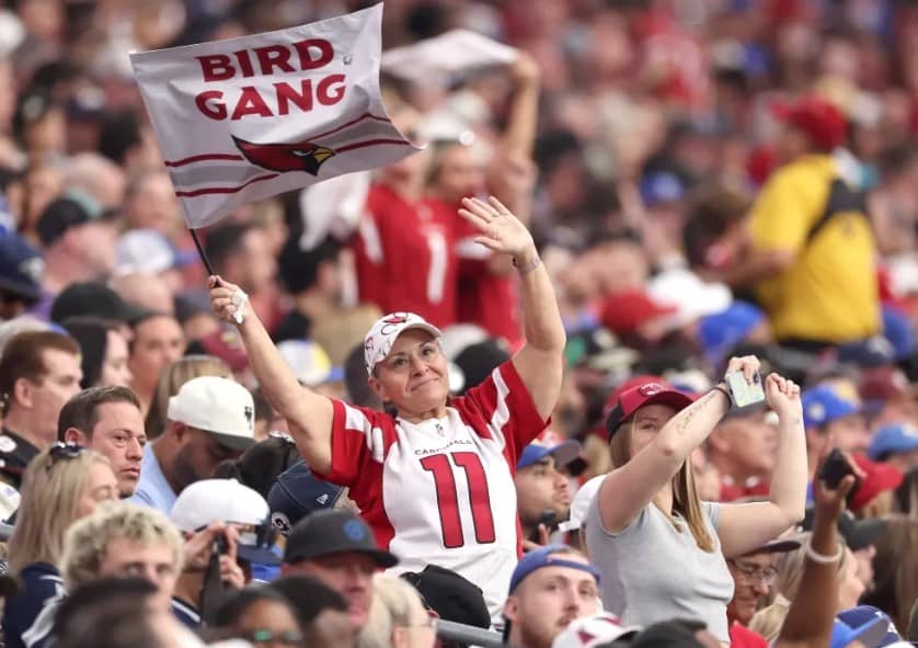 Los Cardinals prohíben la entrada a una fan con una gorra de Trump…¡y le acaban pidiendo perdón!