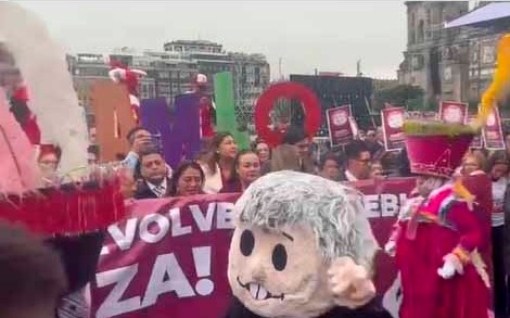 Con mariachis, corridos y amlitos, simpatizantes despiden a AMLO de Palacio Nacional