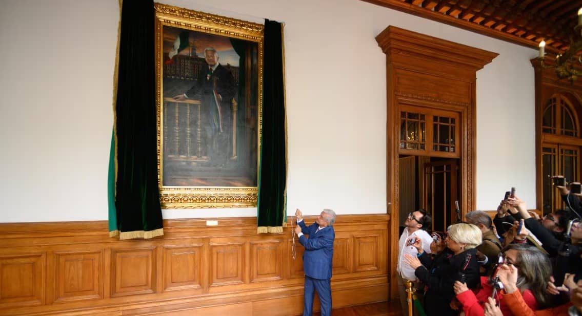 Develan retrato de AMLO en el Zócalo, con bastón de mando y la Torre Latinoamericana