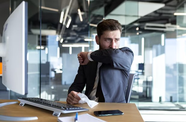 Ir al trabajo enfermo hace perder dinero a la empresa; se le llama 'presentismo'