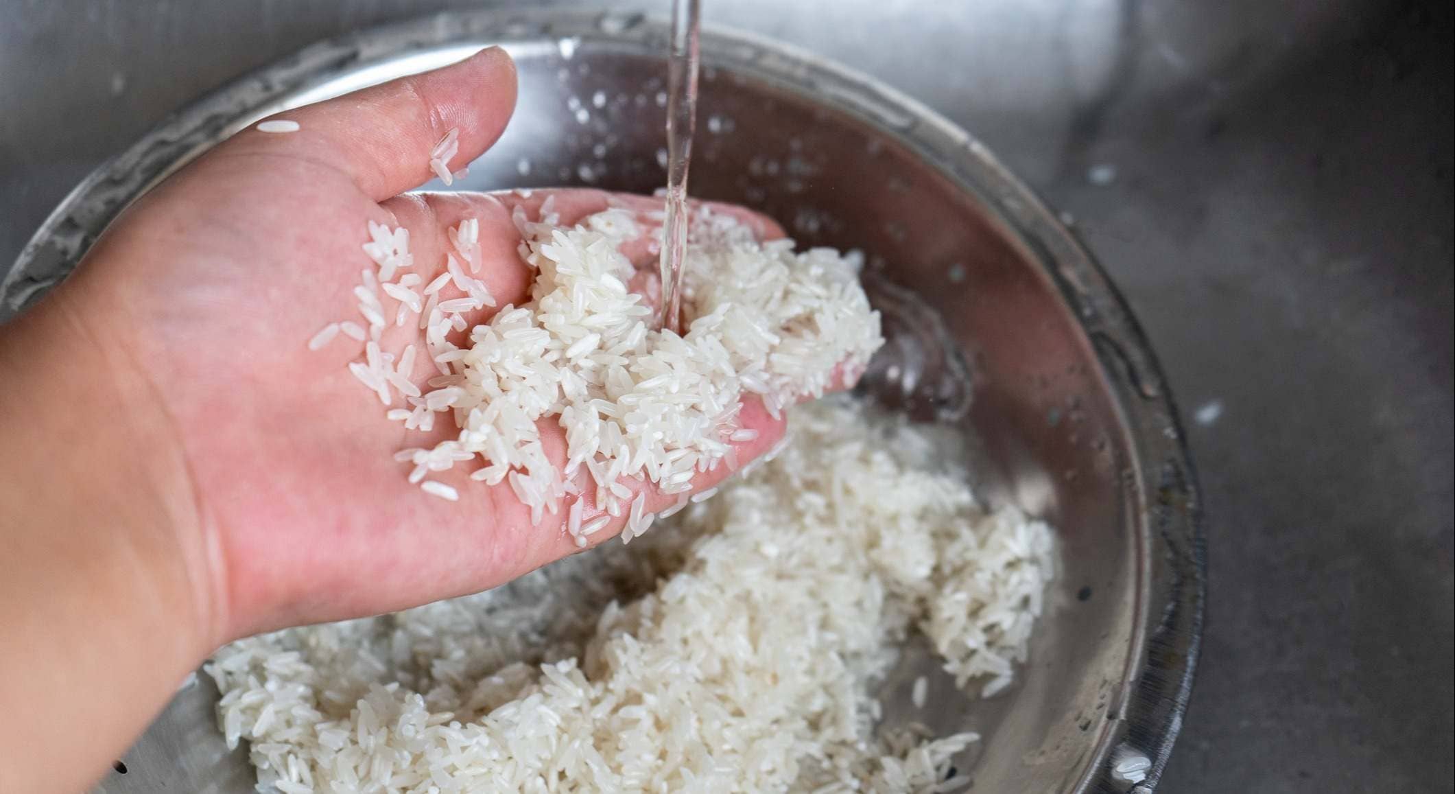 La ciencia revela por qué se debe lavar siempre el arroz antes de cocinarlo