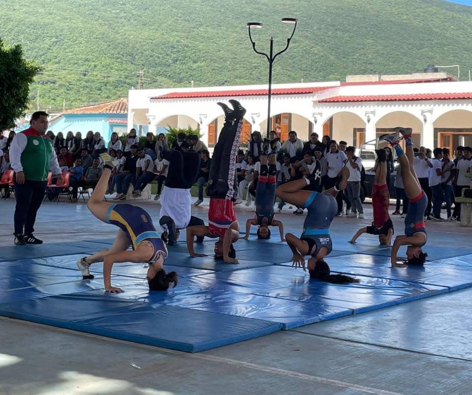 Gladiadores de Luchas Asociadas del Indeporte realizan exhibición en el 30° Aniversario del Cobach 19 en Soyaló