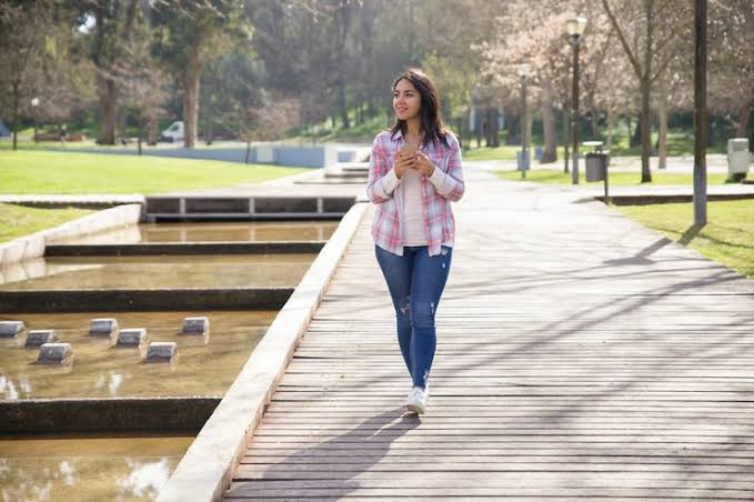 Cuál es el hábito que impulsa la felicidad en las mujeres, según un científico de Harvard