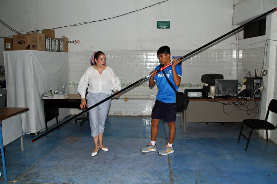 Entrega Tania Robles material deportivo al garrochista Nahum Gordillo Muñoa