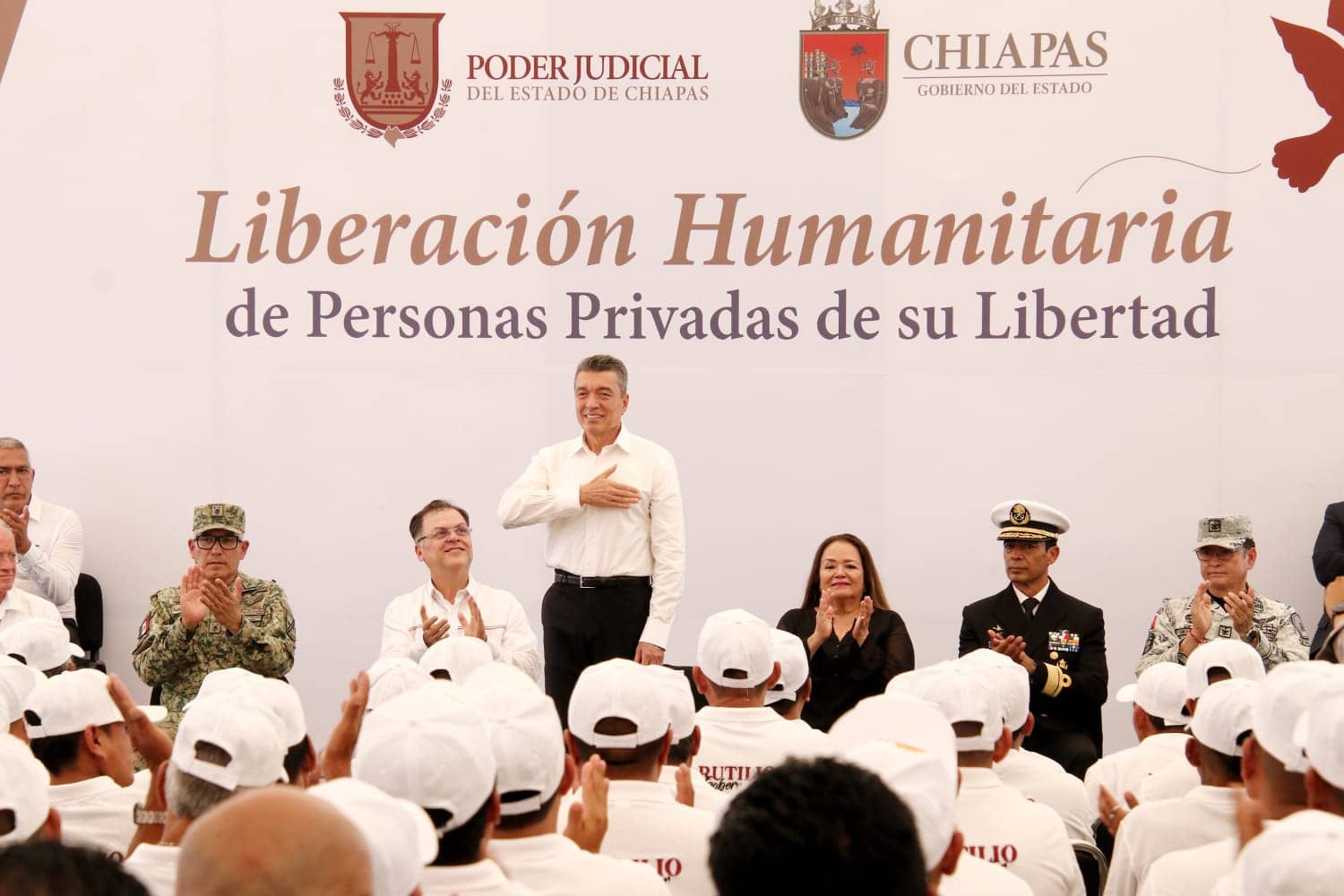 Entrega Rutilio Escandón actas de liberación por razones humanitarias a 406 personas