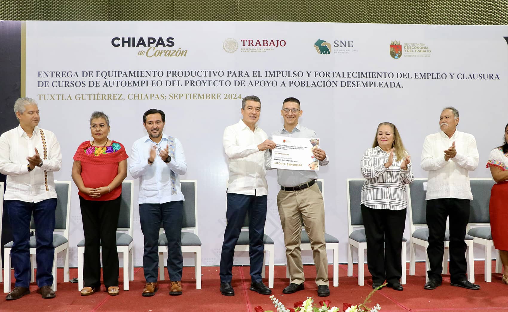 Rutilio Escandón entrega equipamiento productivo para el empleo y clausura cursos de capacitación en autoempleo