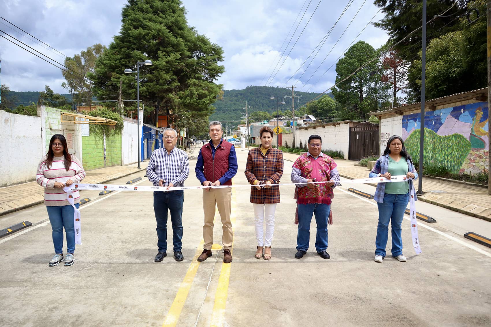 Entrega Rutilio Escandón primera etapa de pavimentación del Periférico Sur, en SCLC