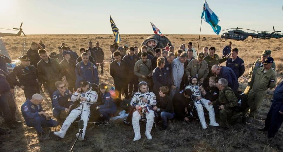 Nave rusa Soyuz vuelve a la Tierra con tres astronautas