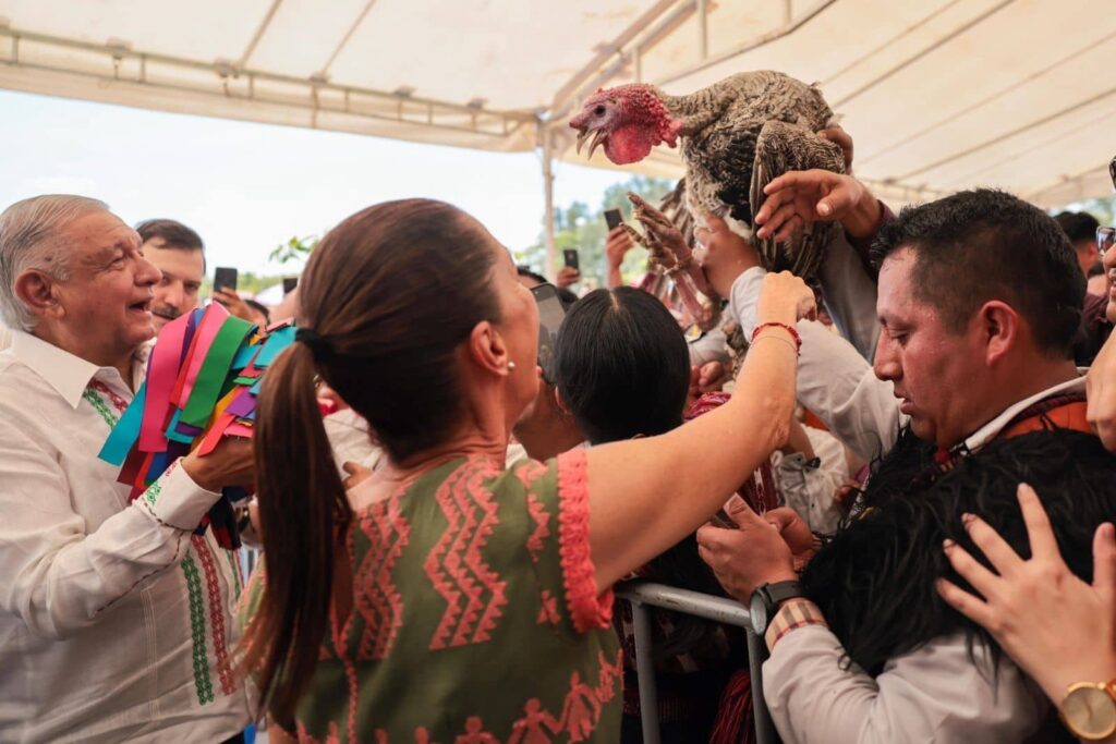 SHEINBAUM EN PALENQUE POR BICENTENARIO RECIBIENDO REGALOS 1 1