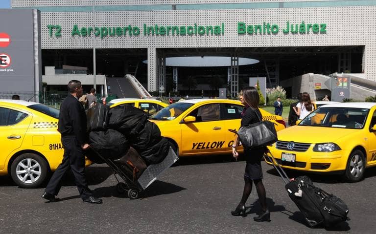 Taxistas del AICM estallan contra apps y autoridades: “Llevan años sin multas”