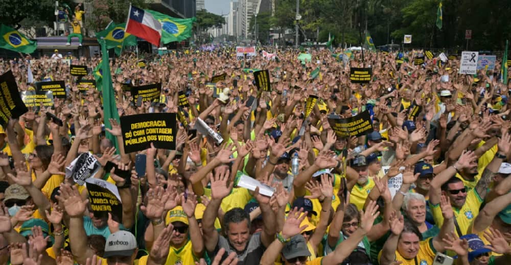 Bolsonaro marcha junto a miles en Brasil para defender la libertad de expresión por suspensión de X