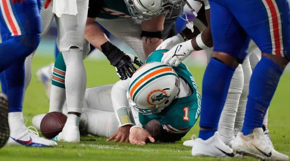 Estremecedor golpe en la NFL: chocó su cabeza contra un rival y sufrió conmoción cerebral