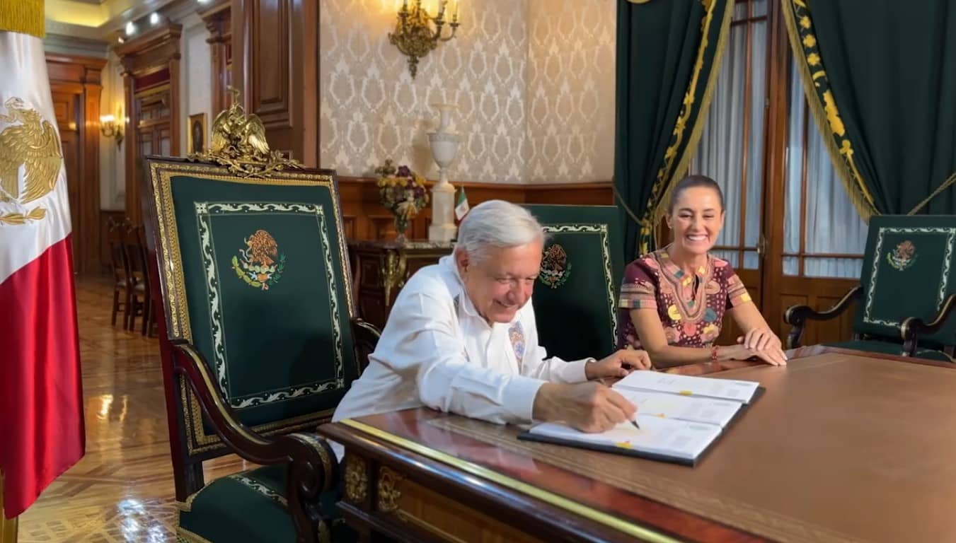 AMLO firma y publica la Reforma Judicial, pese a orden de juez