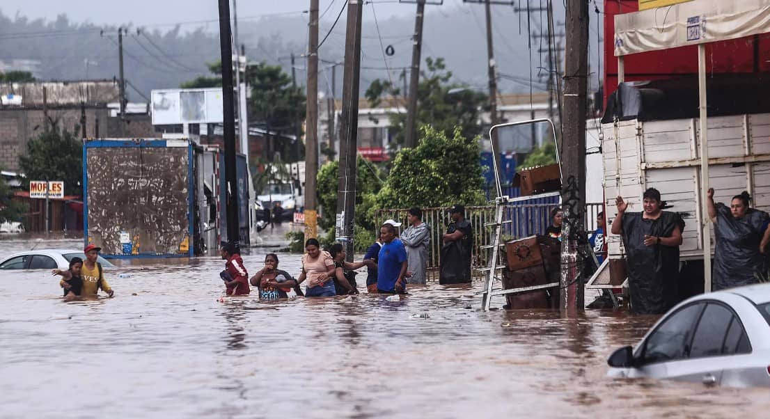 Huracán John deja bajo el agua al puerto de Acapulco