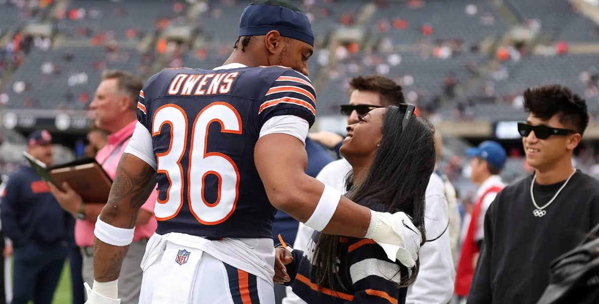 Simone Biles protagoniza amoroso momento con Jonathan Owens previo al Rams vs Bears en la NFL