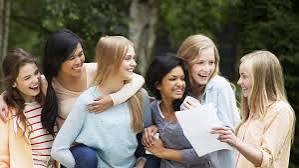Madres que se entrometen en las amistades de sus hijos empeoran el mal comportamiento