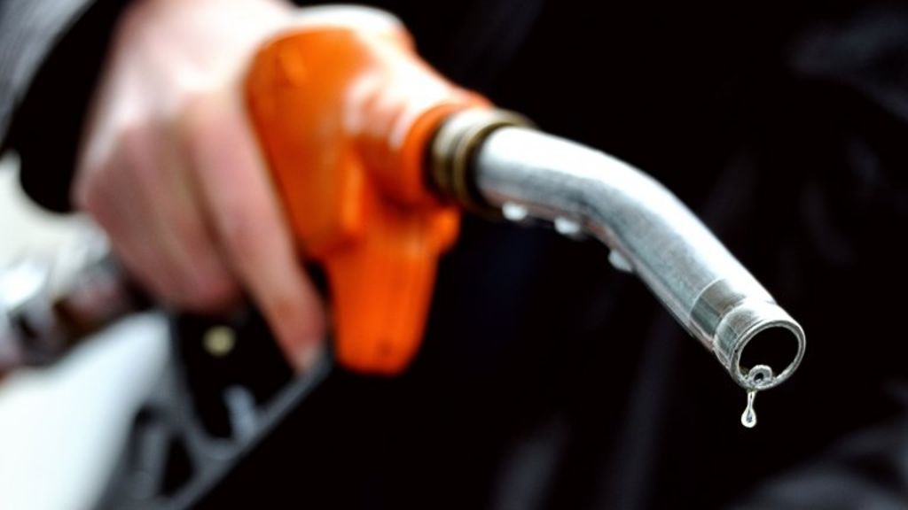 ¡Lluvias! Cómo saber si entró agua en el tanque de gasolina de tu auto