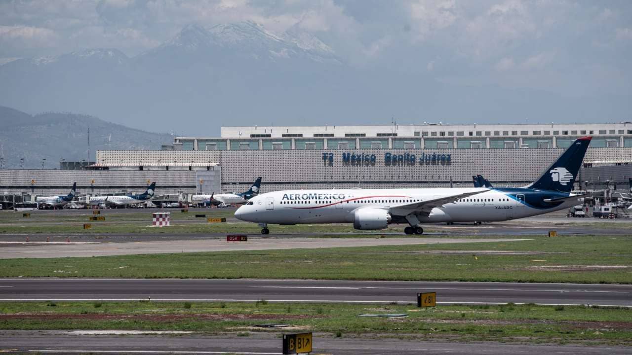 Aeroméxico consigue acuerdo de aumento salarial con pilotos para evitar huelga