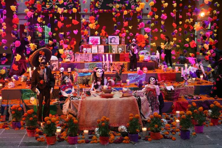 Día de Muertos 2024: cómo colocar un altar de 7 niveles en la ofrenda y qué significa cada uno