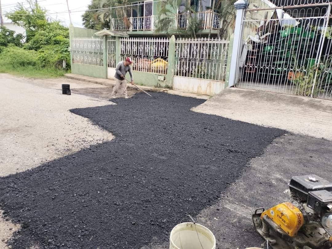 Supervisa Angel Torres trabajos de bacheo en Terán