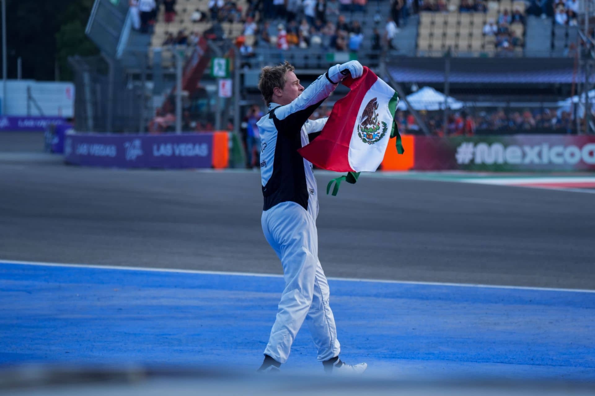 Desata la locura! El actor Brad Pitt aparece corriendo con una bandera de México en el Autódromo Hermanos Rodríguez