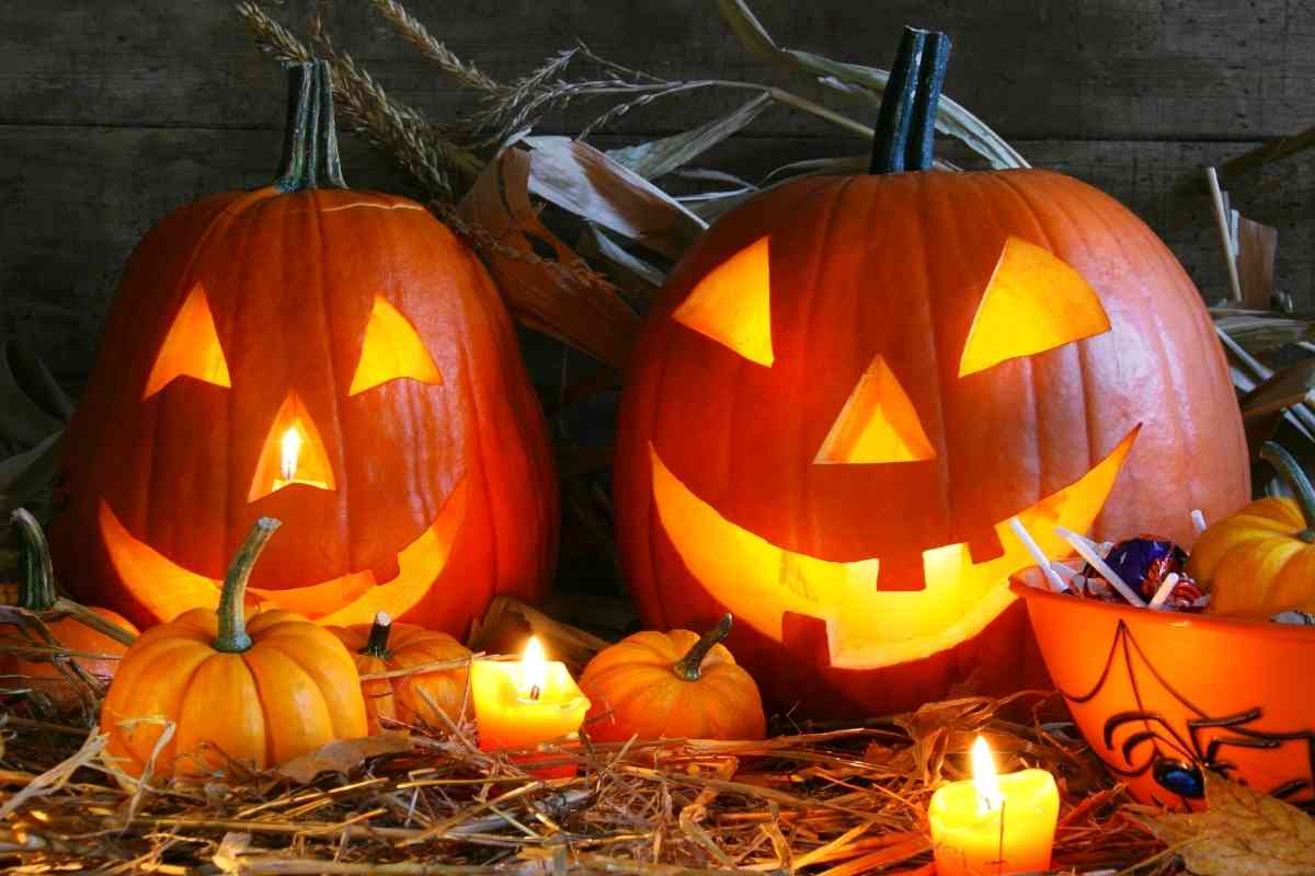 Las celebraciones de Halloween están a la vuelta de la esquina y las calabazas son las verdaderas estrellas de la fiesta, pues estas versátiles hortalizas no solo son perfectas para decorar, sino que también se pueden convertir en deliciosos manjares. Sin embargo, la mayoría de las personas únicamente las usan como ornamento durante esta temporada, sin ni siquiera conocer todo el potencial y poder nutrimental que poseen, por lo que, pasando las celebraciones, se deshacen de estas provocando un aterrador desperdicio. Un espeluznante desperdicio de la calabaza No hay truco ni trato que valga ante la inquietante aberración alimentaria que se desata en Halloween, pues está comprobado que, aunque la calabaza es la protagonista de la temporada, las personas no la consumen y optan por sabores artificiales, desde pasteles y cafés hasta incluso comida para perros, pero la verdura anaranjada brilla por su ausencia en los productos más consumidos. Según un estudio de Nielsen, estas calabazas, que asustan a los espíritus malignos y alegran a los niños disfrazados, terminan en la basura, pues cada año se tiran toneladas de calabazas, que se descomponen y generan metano, un gas de efecto invernadero 20 veces más nocivo que el dióxido de carbono. Según Hubbub, una organización sin ánimo de lucro dedicada al cuidado del medioambiente, más del 25 por ciento de las calabazas que usamos en Halloween terminan en el vertedero. Eso son nada menos que 18 mil toneladas de comida desperdiciada. Una cantidad sorprendente que nos invita a pensar en cómo podemos ser más creativos y responsables con nuestras calabazas este Halloween, por lo que en estas próximas festividades es importante tomar en cuenta el consumo que se tendrá de esta hortaliza. ¿Cómo evitar el desperdicio de calabaza en Halloween? De acuerdo con la campaña #PumpkinRescue (Rescate de calabazas) para las personas “es muy fácil olvidar que las calabazas de Halloween siguen siendo comida”, por lo que una vez agujerada con una vela encendida en el interior durante días se desecha de inmediato. Es importante tomar en cuenta que estas calabazas son perfectamente comestibles. Son baratas y puede convertirse en un ingrediente muy versátil que combina con muchos sabores: chile, jengibre, miel, naranja, salvia, comino, cilantro, etcétera. Aprovecha la calabaza prepara de forma deliciosa Sopa de Calabaza: Una deliciosa sopa cremosa es perfecta para la temporada. Solo necesitas calabaza, cebolla, caldo y especias. Puré de Calabaza: Ideal como acompañamiento o como base para tortas y pasteles. Fácil de hacer y mucho más saludable que otras opciones. Galletas de Calabaza: Mezcla puré de calabaza con especias y harina para unas galletas suaves y deliciosas. Son perfectas para compartir en fiestas. Semillas de Calabaza Tostadas: No tires las semillas al vaciar tus calabazas. Lávalas, tuéstalas con un poco de sal y especias, y tendrás un snack delicioso y crujiente. Bebidas con Calabaza: ¿Por qué no preparar un latte de calabaza? Mezcla café con leche, especias de calabaza y un toque de jarabe. ¡Es como una taza de otoño!