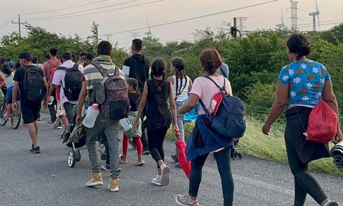 Llega novena caravana migrante a Oaxaca; otros 4 mil extranjeros avanzan en Chiapas