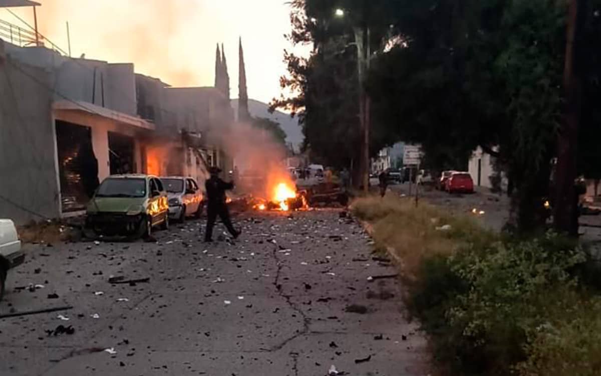 Coche bomba explota frente a la Dirección de Seguridad Pública de Acámbaro, Guanajuato; hay tres policías lesionados