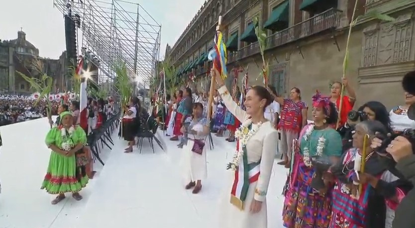 Los 70 pueblos indígenas y el afromexicano entregan a la presidenta Claudia Sheinbaum el sagrado y simbólico bastón de mando.