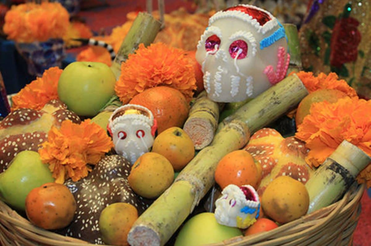 El altar de los muertos es un elemento fundamental en la celebración de Día de Muertos, descubre los beneficios de las frutas que se colocan