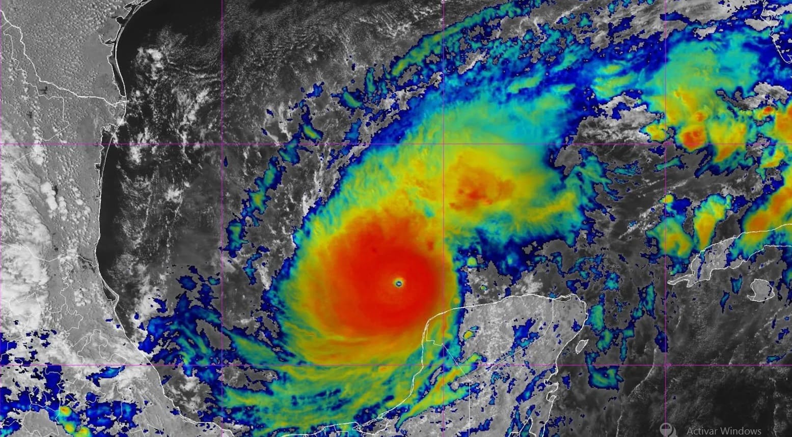 Huracán Milton pierde intensidad, pero amenaza con crecer y afectar áreas más amplias; llegará a Florida como tormenta destructiva