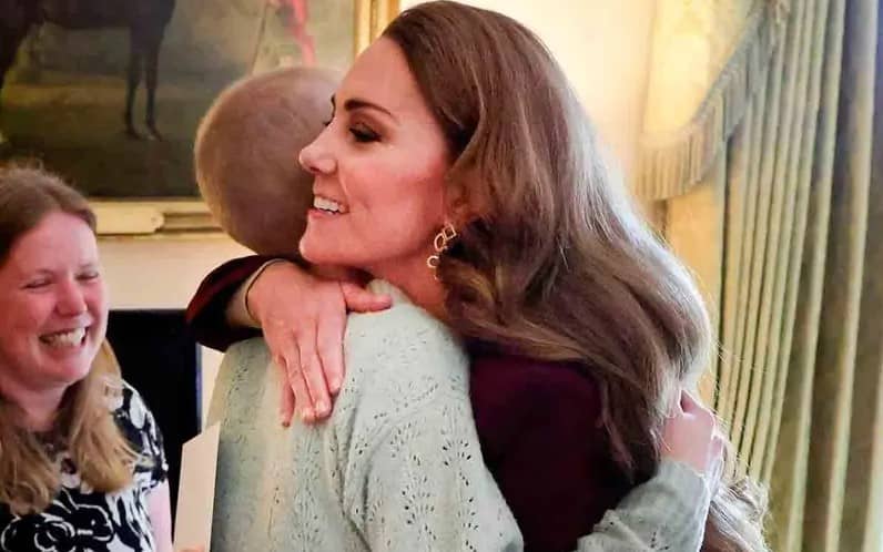 Kate Middleton se reúne con joven enferma de cáncer en conmovedora aparición pública