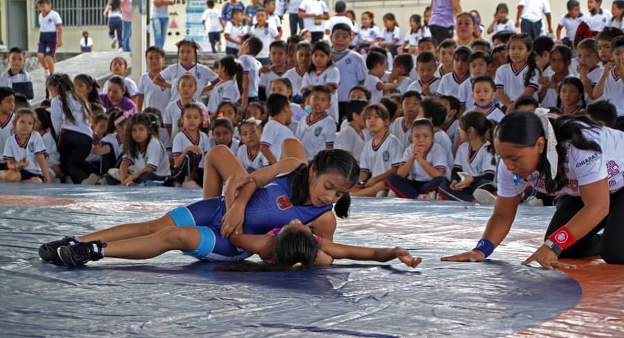 Indeporte realiza exhibiciones de Luchas Asociadas y Judo en escuela primaria