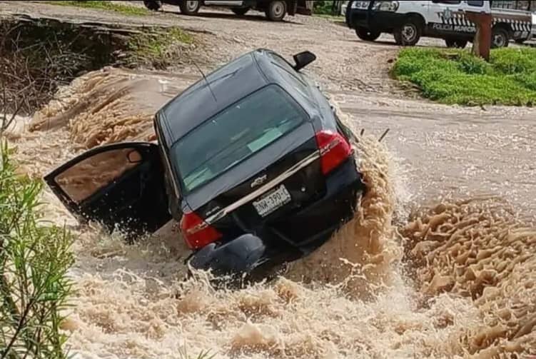 Muere regidor de Chamula al intentar cruzar a bordo de su vehículo un río en Chiapas