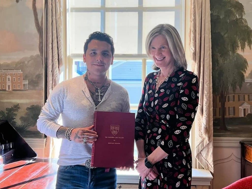 Christian Nodal recibe premio en Universidad Harvard