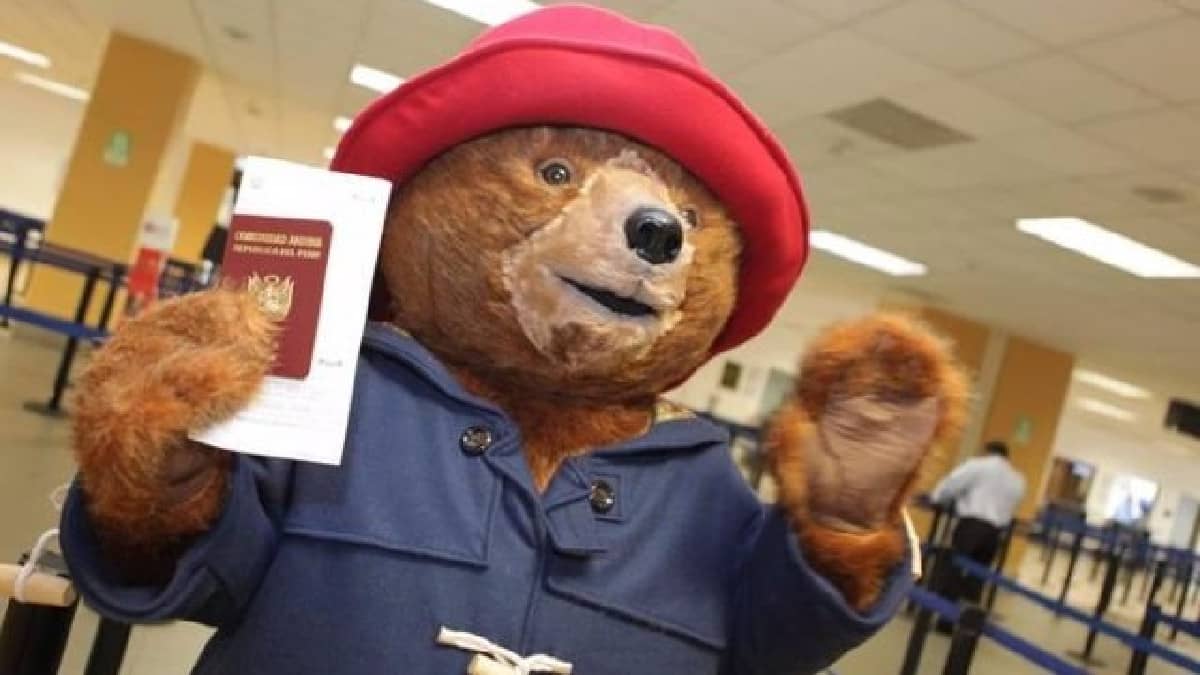 Osito Paddington recibe su pasaporte oficial; Reino Unido se lo entrega para que “pueda viajar a Perú”