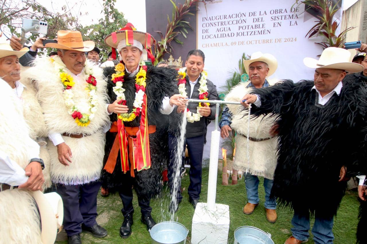 En Chamula, Rutilio Escandón inaugura el Sistema de Agua Potable de la localidad Joltzemén