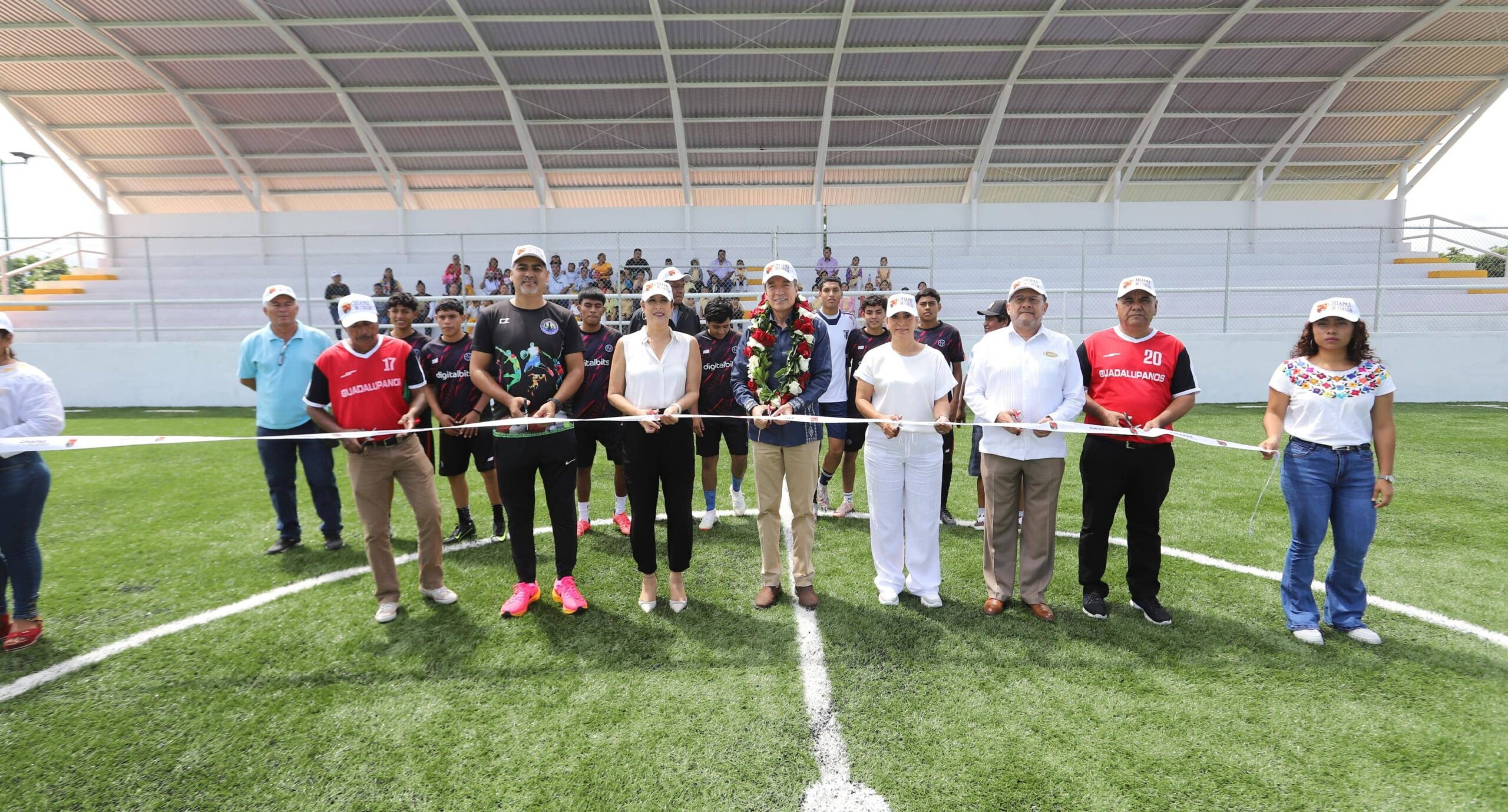 En Jiquipilas, Rutilio Escandón inaugura reconstrucción integral de cancha de futbol