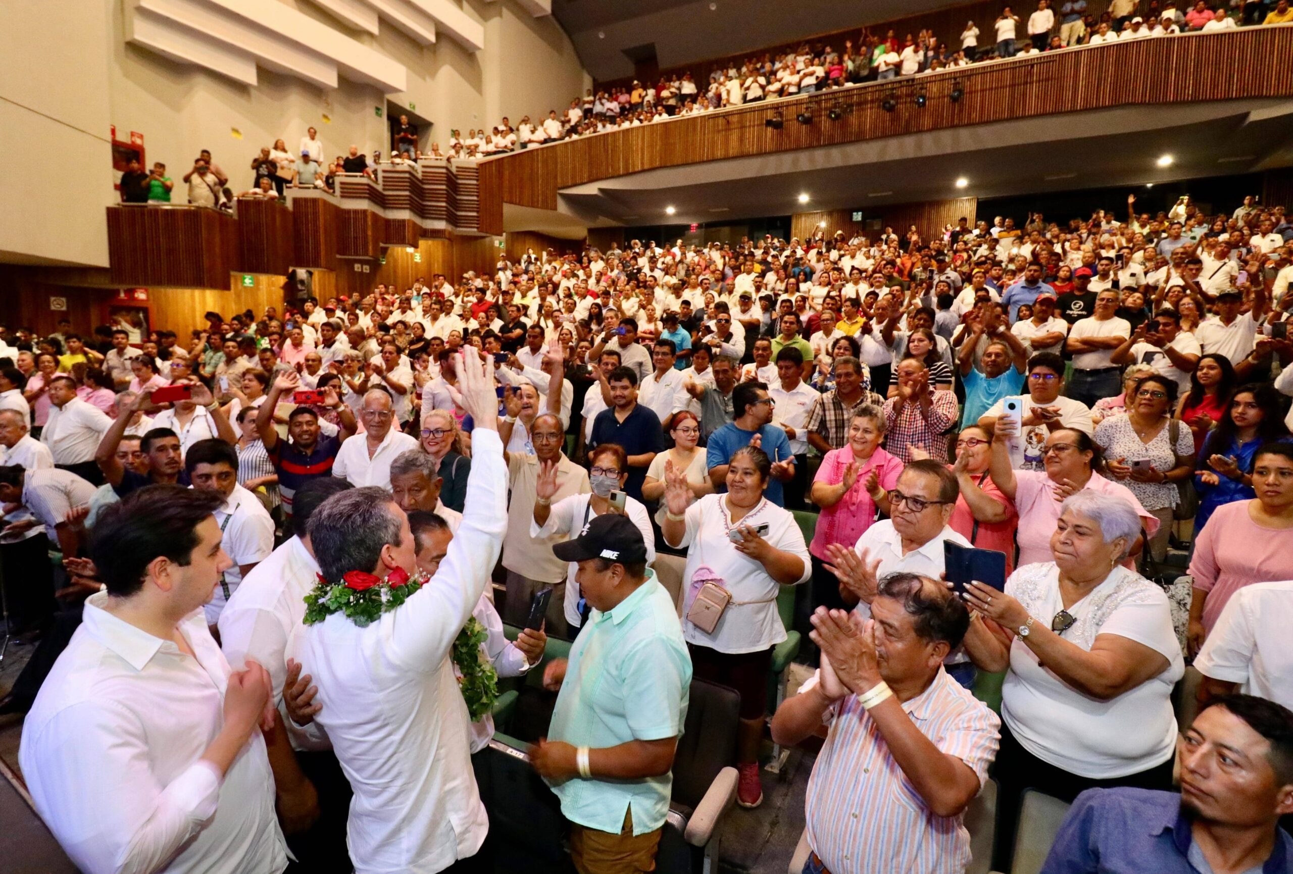 Rutilio Escandón entrega títulos de concesión a transportistas de Tapachula, tras más de 20 años de espera