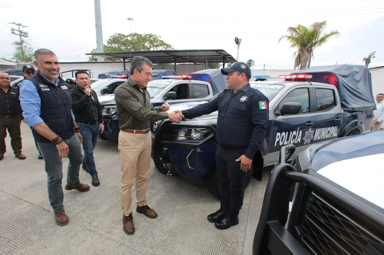 Rutilio Escandón entrega patrullas, uniformes y equipo a la Policía Municipal de Tuxtla Gutiérrez