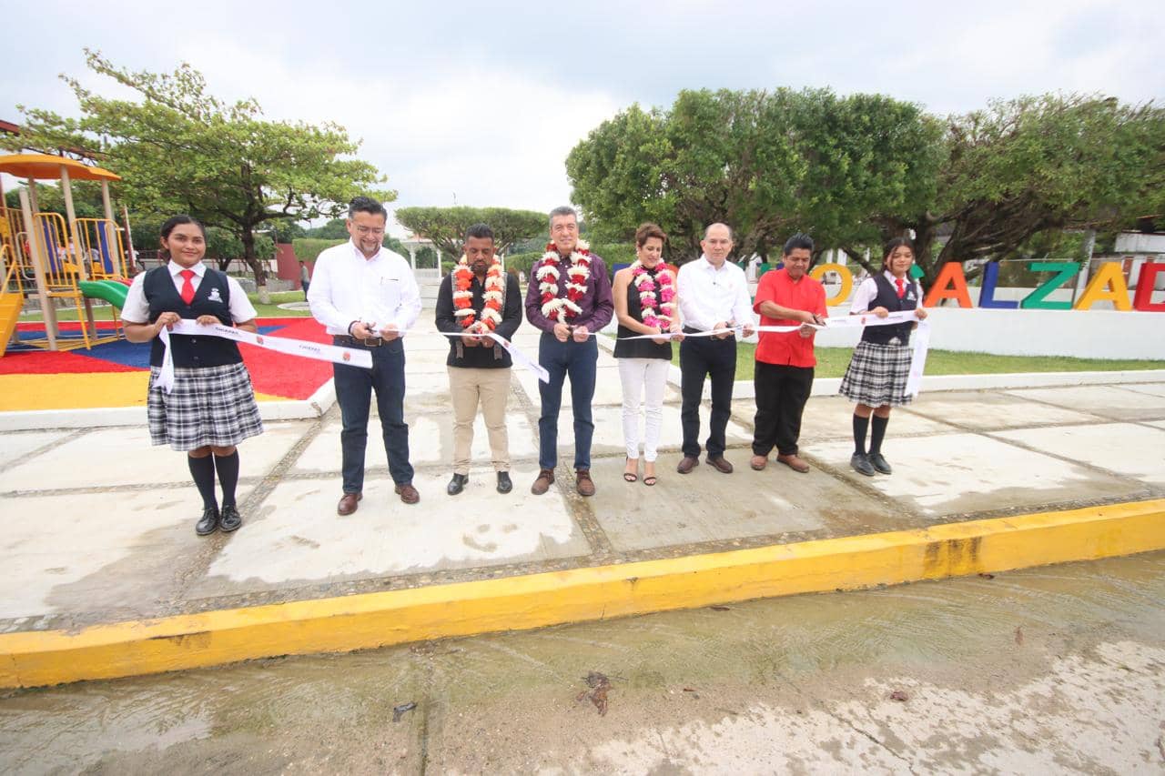 En Mezcalapa, inaugura Rutilio Escandón obras de infraestructura educativa y de recreación