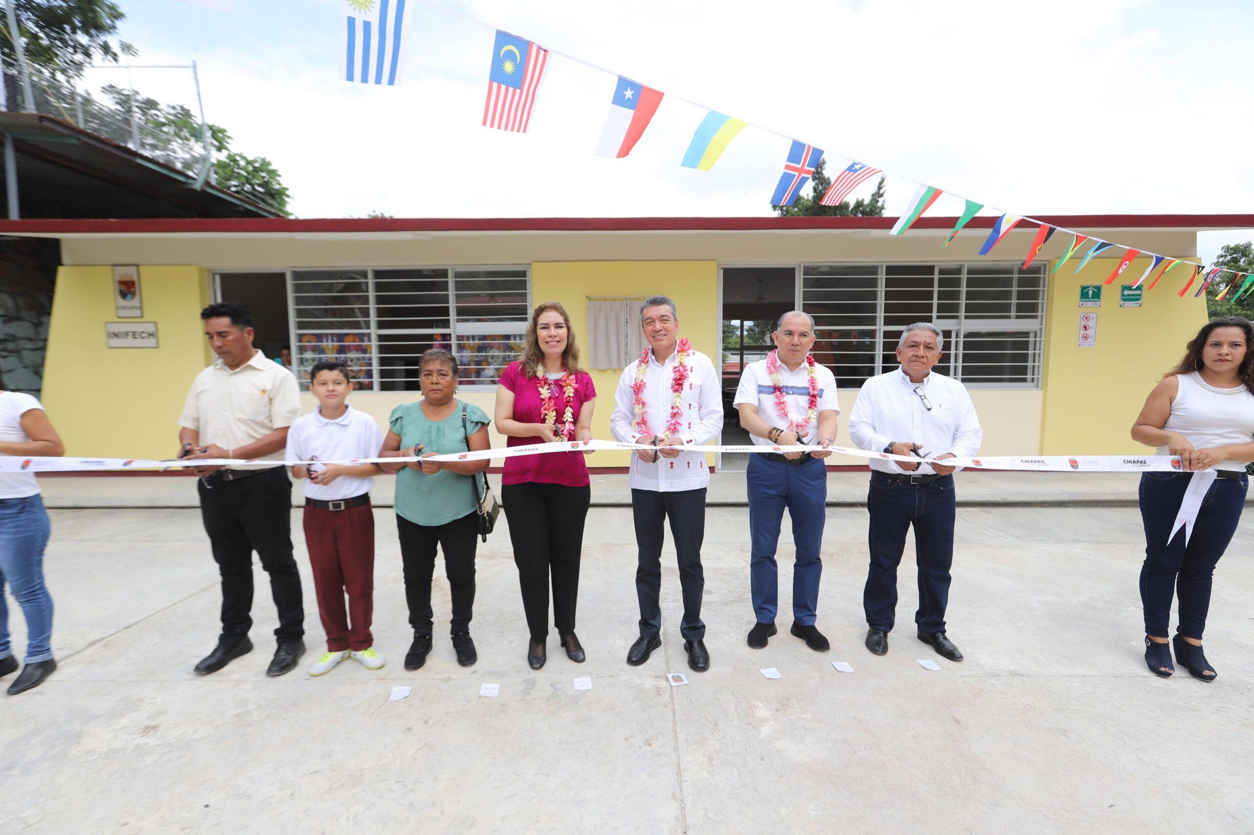 Rutilio Escandón inaugura aulas en la Escuela Primaria Salvador Urbina, en Tuxtla Gutiérrez