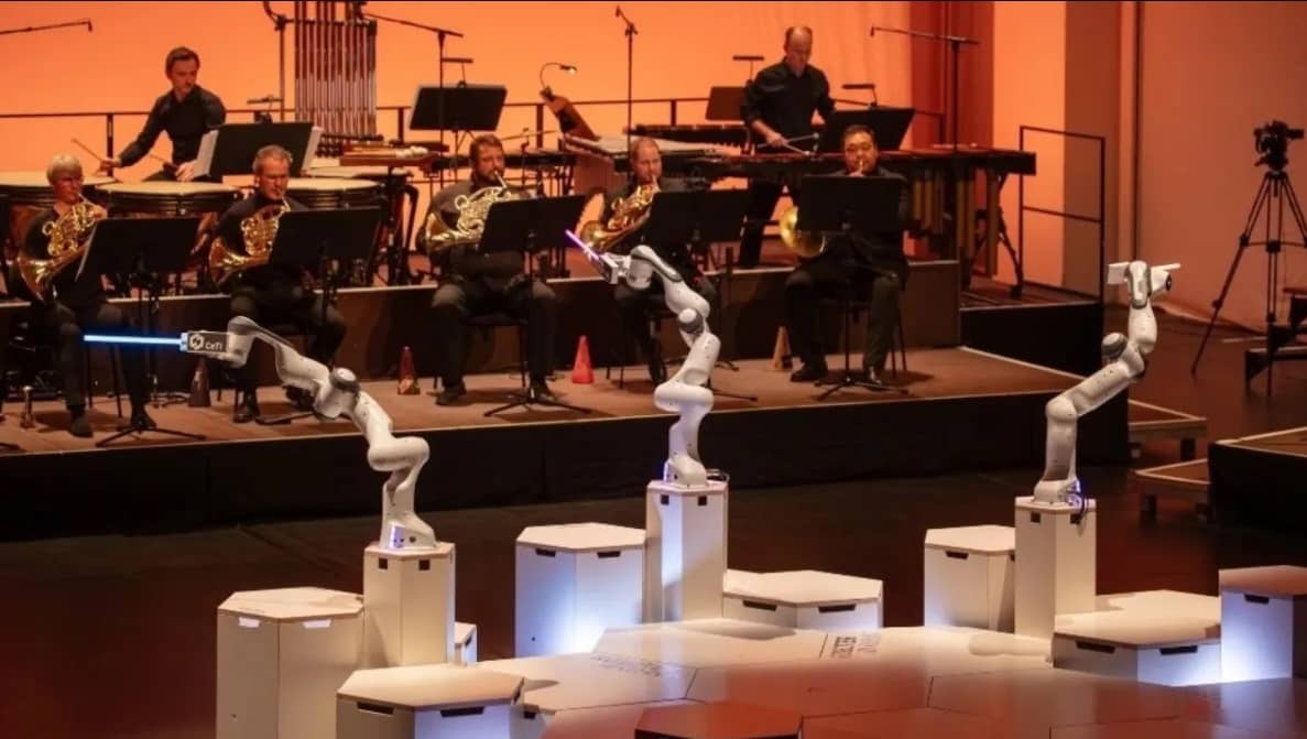 Un robot con tres brazos dirige una orquesta alemana