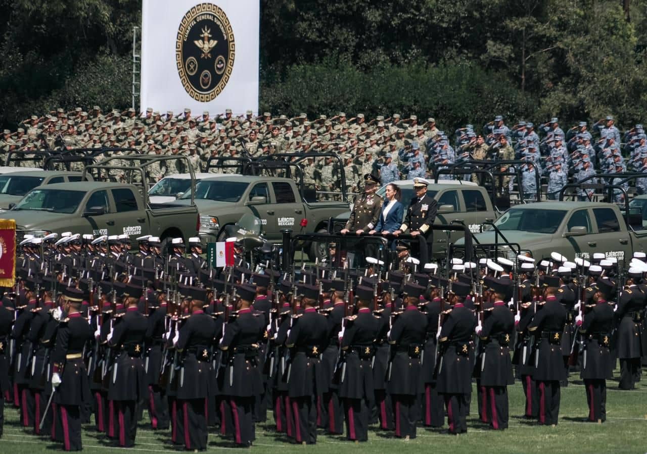 Claudia Sheinbaum recibe salutación de las Fuerzas Armadas Mexicanas como primera presidenta de México y Comandante Suprema