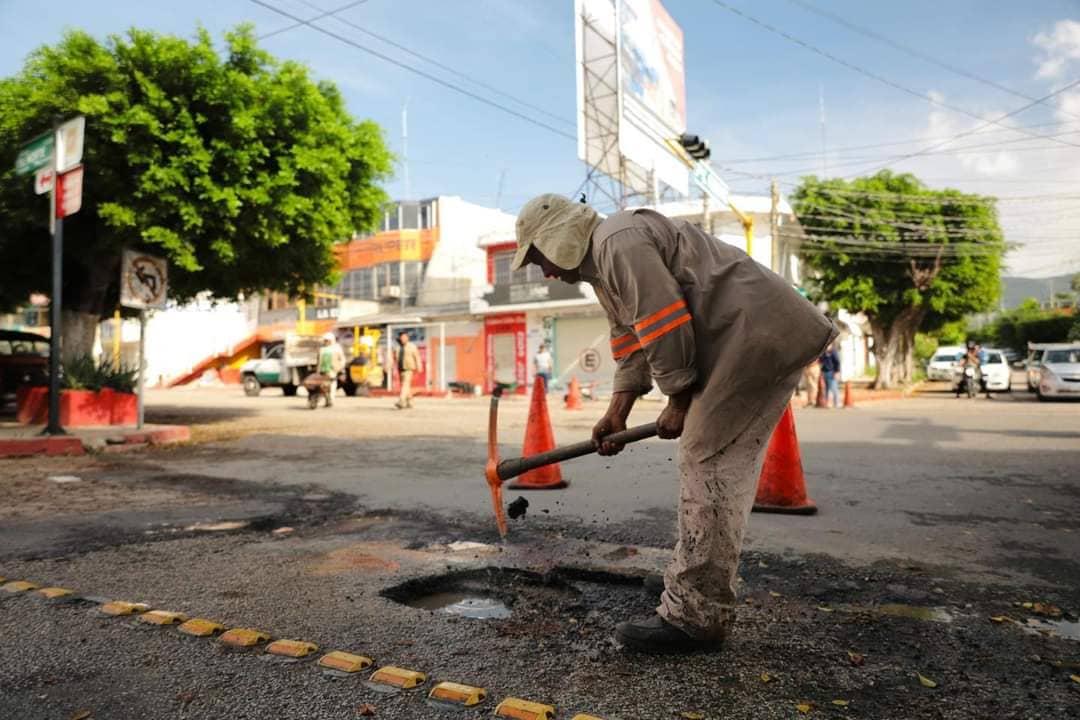 Los trabajos de bacheo serán permanentes en la ciudad: Ángel Torres