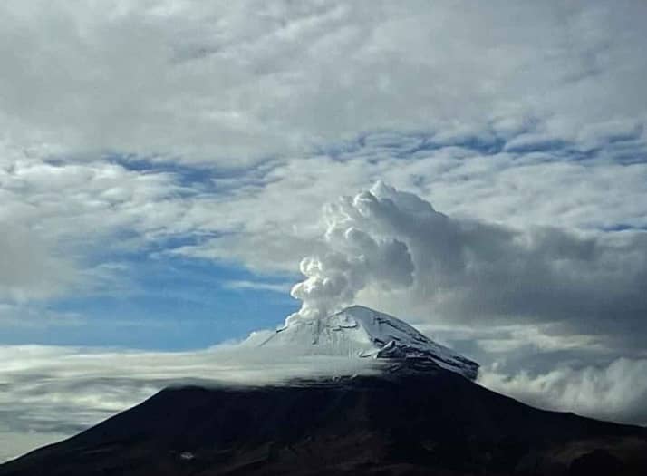 ¡Se adelantó el invierno! Volcán Popocatépetl sorprende cubierto de nieve