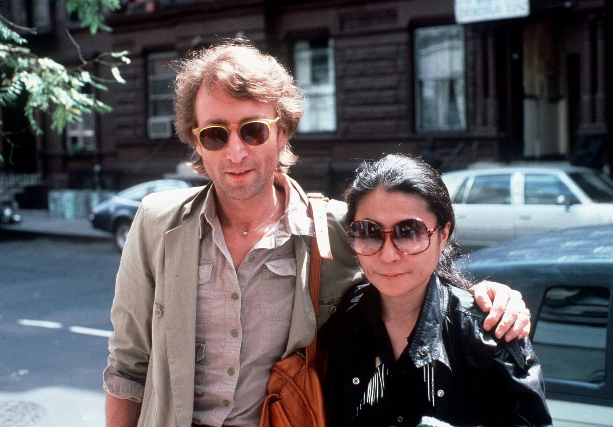 Por muchos años, la polémica relación entre John Lennon y Yoko Ono ha llamado la atención de millones de fans del fallecido músico alrededor del mundo, pues siempre se ha especulado que fue la artista la causante de la ruptura de los Beatles, y aunque con el paso de los años, tanto Paul McCartney y Ringo Starr, se han encargado de desmentir esta hipótesis. Sin embargo, el matrimonio del exBeatle con Yoko siempre ha estado rodeado de inquietantes anécdotas, por ejemplo, las prácticas poco ortodoxas para mantener la pasión entre ambos, como la ocasión en la que la artista prácticamente le consiguió una amante al músico. Y aunque este tipo de situaciones solían ser frecuentes, ahora, un libro biográfico esta revelando una situación que vivieron como matrimonio y que habría dejado a Yoko en un completo shock, aunque cuando ella se autodefine como una persona liberal y de mente abierta. John Lennon tuvo sexo “fuerte” en una fiesta mientras Yoko Ono escuchaba todo De acuerdo con el nuevo libro de Elliot Mintz, “We All Shine On: John, Yoko, and Me”, John Lennon una vez tuvo “sexo ruidoso y estridente” con una mujer en una fiesta, y su esposa, Yoko Ono, pudo escuchar toda la experiencia dejándola sumamente mortificada. “Durante todo ese tiempo, Yoko permaneció sentada en el sofá, en un silencio atónito y mortificado, mientras otros invitados comenzaban a levantarse torpemente para irse, hasta que se dieron cuenta de que sus abrigos estaban en el dormitorio donde John estaba teniendo sexo”, escribe Mintz, de 79 años. Mintz, un amigo cercano de la famosa pareja, aseguró en su escrito que el incidente ocurrió durante una fiesta en Nueva York, cuando un grupo de amigo se reunió para conocer los resultados de las elecciones presidenciales de 1972 entre Richard Nixon y George McGovern. Fue entonces cuando las cosas se salieron de control y Lennon terminó teniendo sexo con una mujer anónima después de emborracharse y sentirse molesto porque Nixon ganó la contienda. “Estaba poniendo a su esposa en la posición más embarazosa en la que se le podría poner a una mujer en otra habitación con paredes delgadas mientras Yoko podía escuchar todo”, dijo Mintz el martes a People mientras promocionaba el libro. Como consecuencia, esa noche Yoko envió a su esposo a dormir solo en el sofá, más tarde aseguró que la artista pudo perdonar a Lennon por su infidelidad, pero que no sabía si 