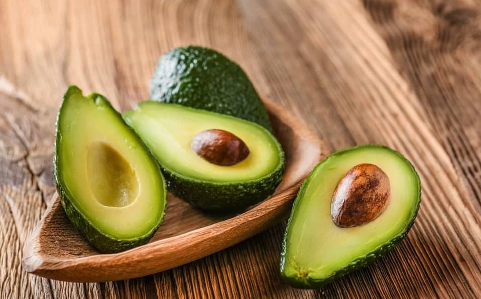 Qué beneficios tiene el hueso de aguacate y cómo lo puedo consumir