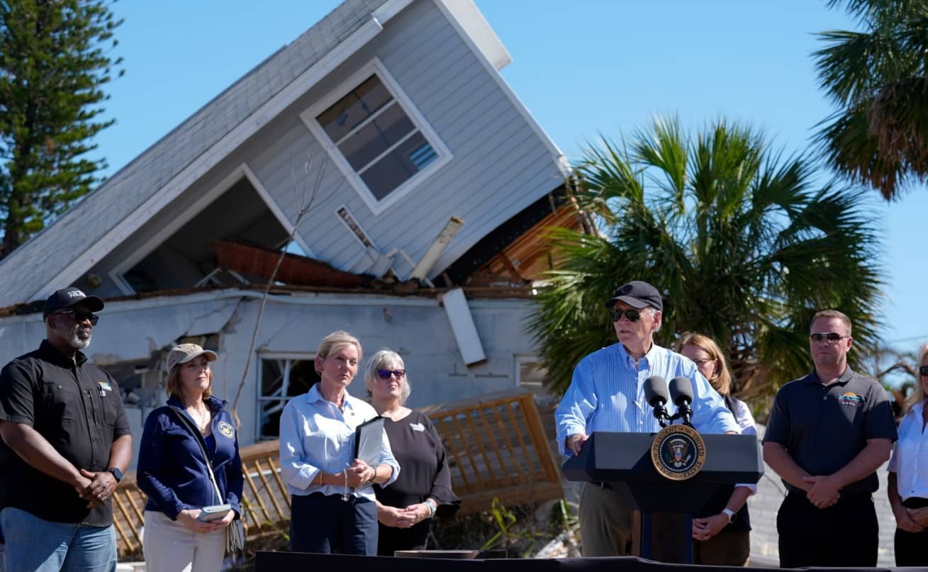 EU dará 612 mdd a zona afectada por huracanes; Joe Biden visita Florida